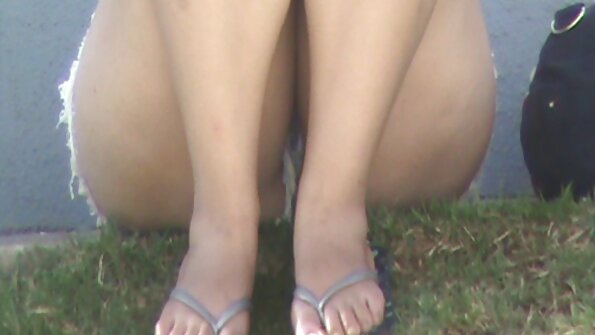 Erittäin villi ruskeaverikkö saa perseestä kaikkiin hänen suloisiin reikiinsä