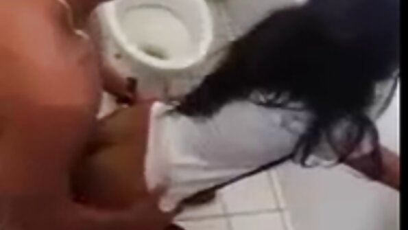 Kurvikas nainen suihkutteli ollessaan perseestä perseeseen