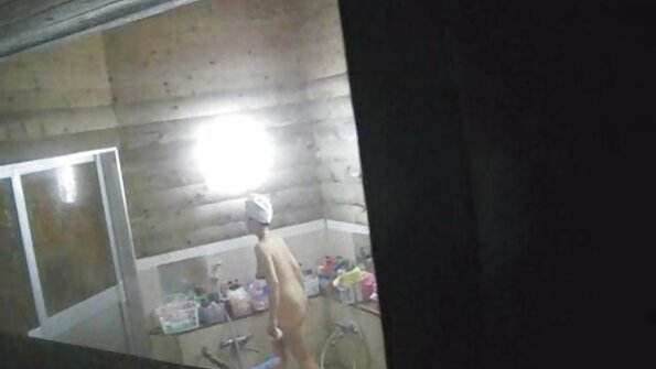 Kurvikas aasialainen tyttö joutuu kurkkuun kylpyhuoneessa