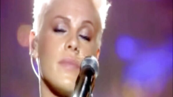 Kaveri ei voi ottaa käsiään pois blondin tissistä, kun hän vituttaa häntä