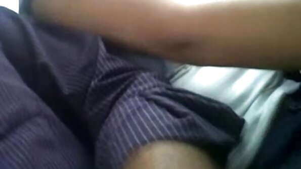 Kokenut rakastajatar rammentaa nuoren rakastajansa sängyssä