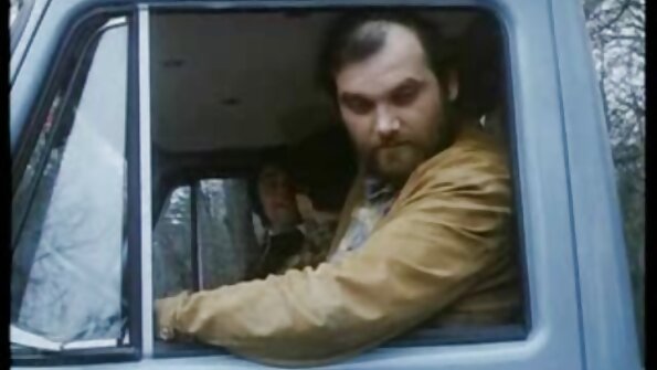 Blowjob palkitaan suurella seksillä sohvalla