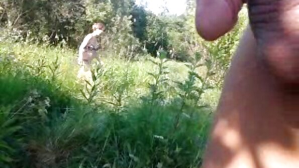 Mehukas ruskeaverikkö ratsastaa kumppaninsa makealla kukolla keittiössä