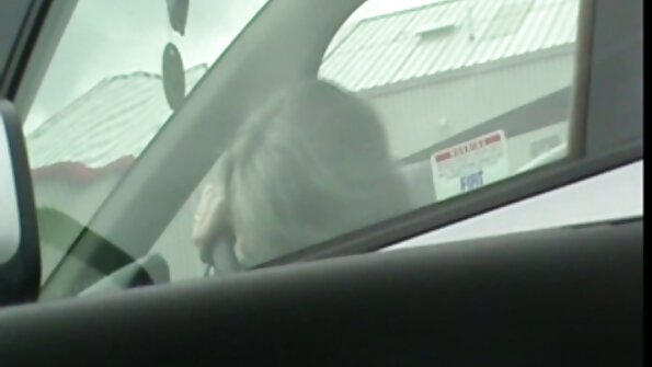 Söpö tipu mustat hiukset käyttää suunsa kukko ulkopuolella