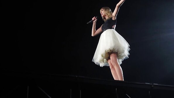 Sukkanauha vyö ja sukat vauva osoittaa pois hänen isot tissit